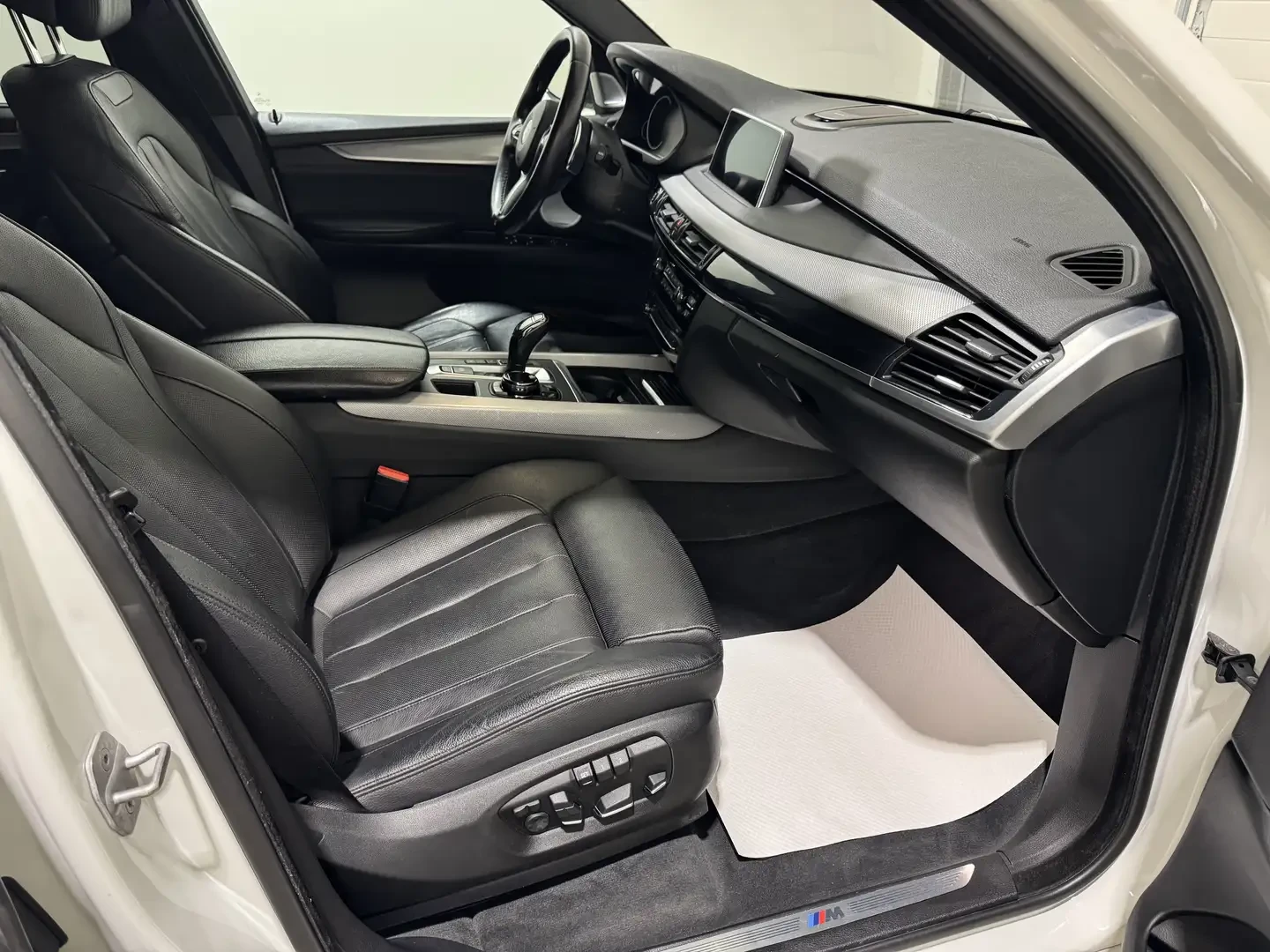 BMW X5 xDrive50i, снимка 13 - Автомобили и джипове - 54971800