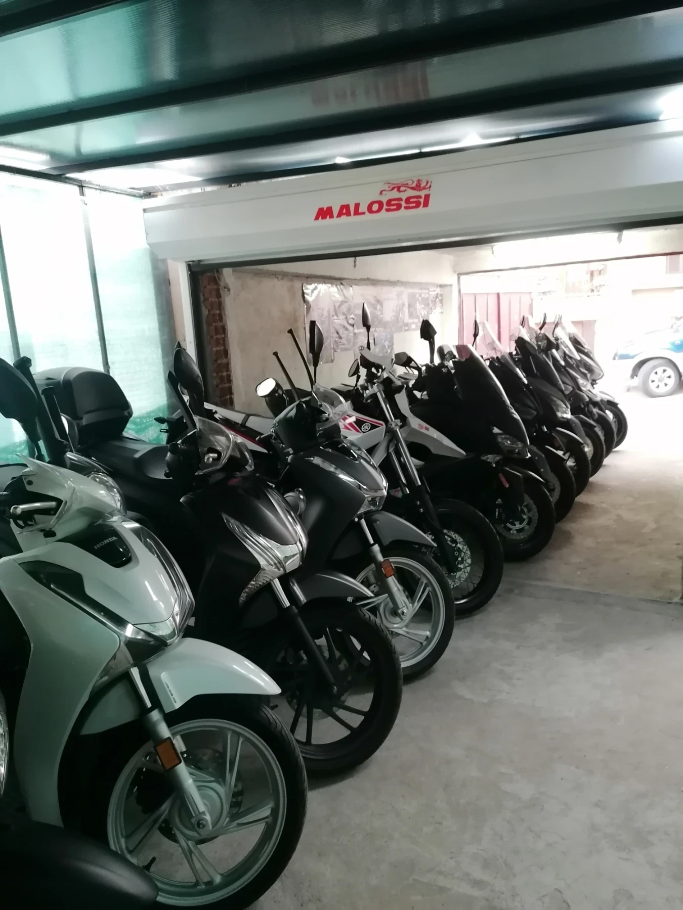 Yamaha X-max 300i Blue Core, ABS, LED, TRC 3 Броя - изображение 6