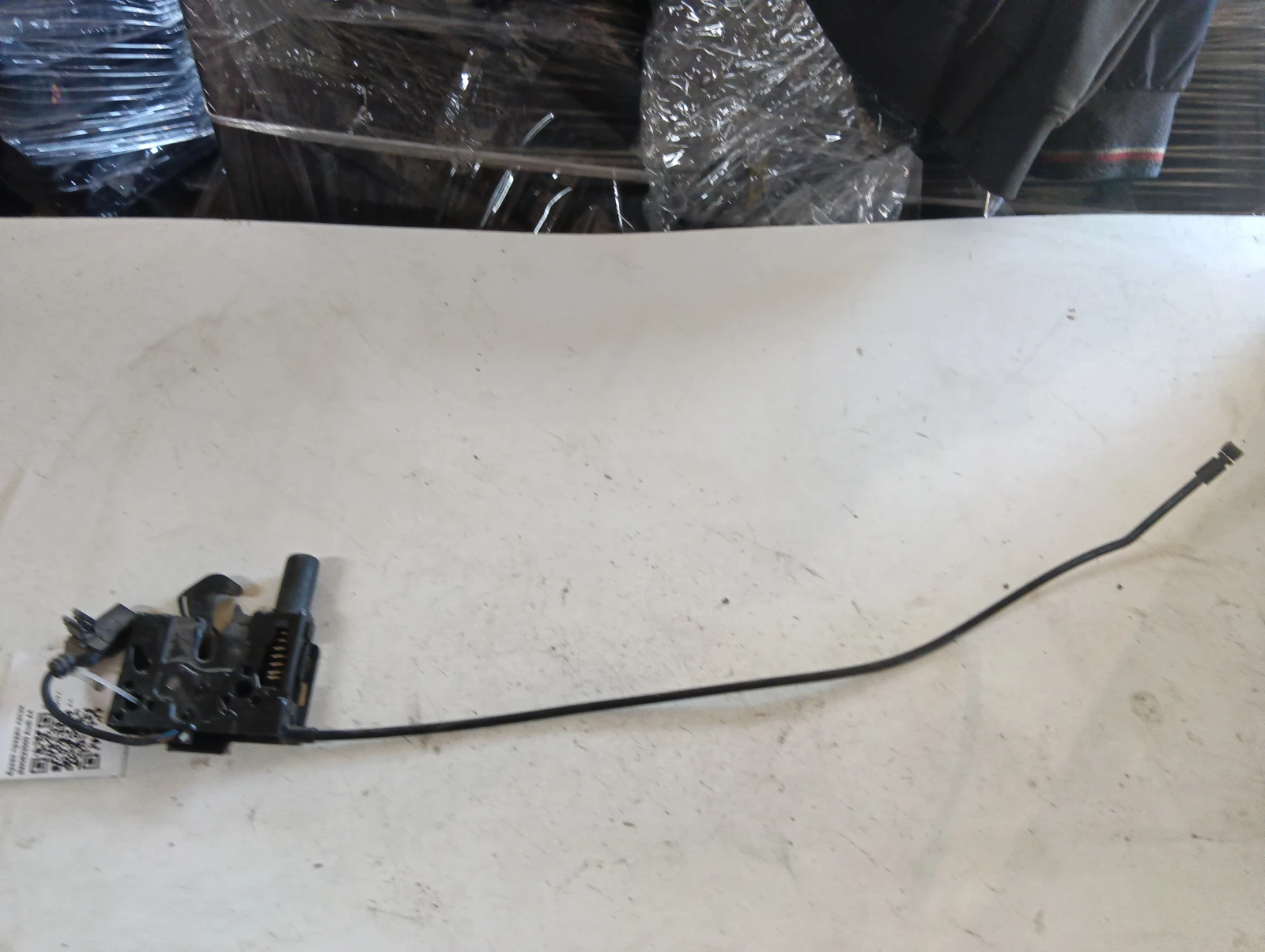 брава преден капак 8W0823509 Audi A4