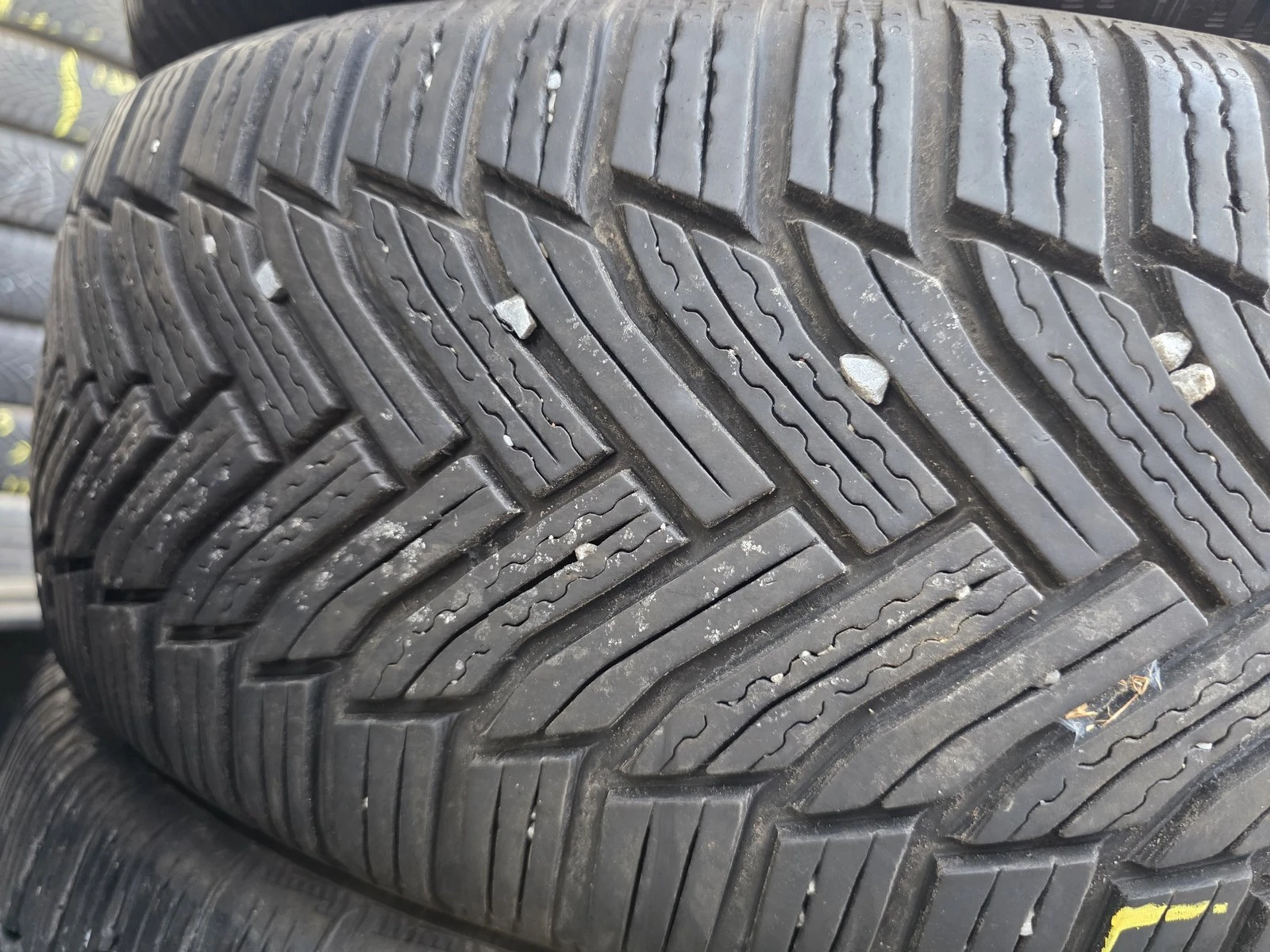 Гуми Зимни 215/65R16, снимка 2 - Гуми и джанти - 56724463