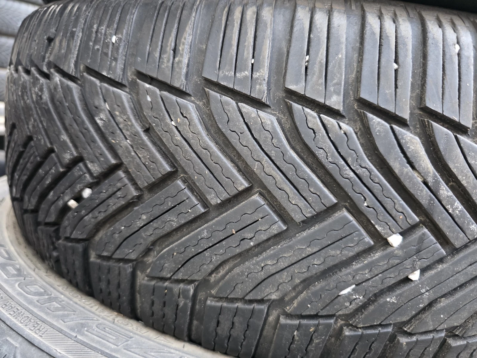 Гуми Зимни 215/65R16, снимка 3 - Гуми и джанти - 56724463