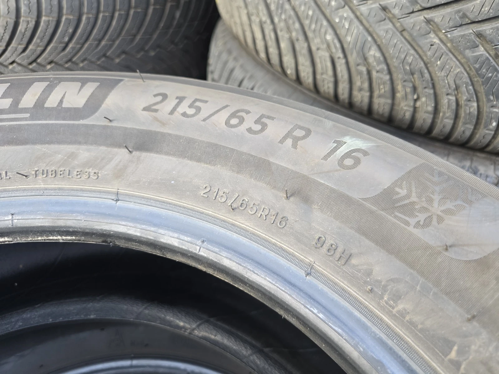 Гуми Зимни 215/65R16, снимка 8 - Гуми и джанти - 56724463