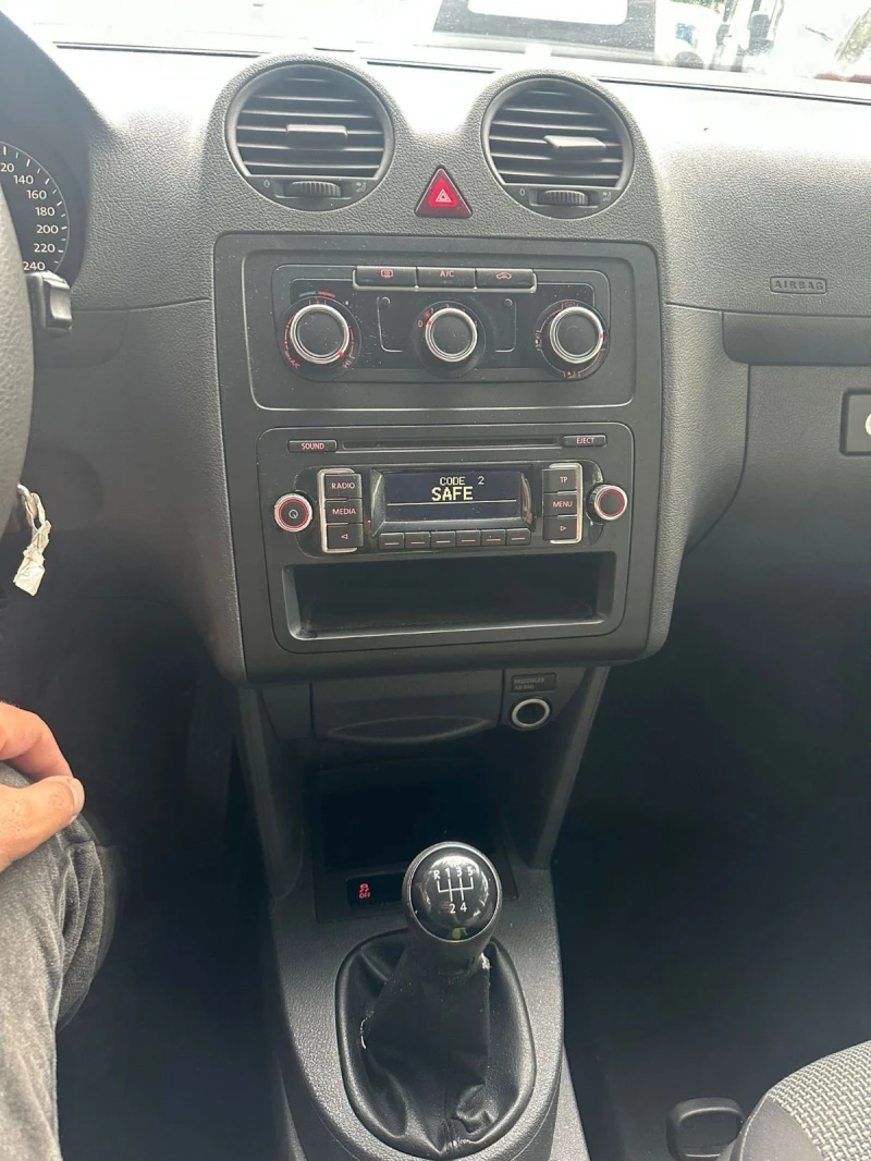VW Caddy 1.6ТД, снимка 11 - Автомобили и джипове - 50653561