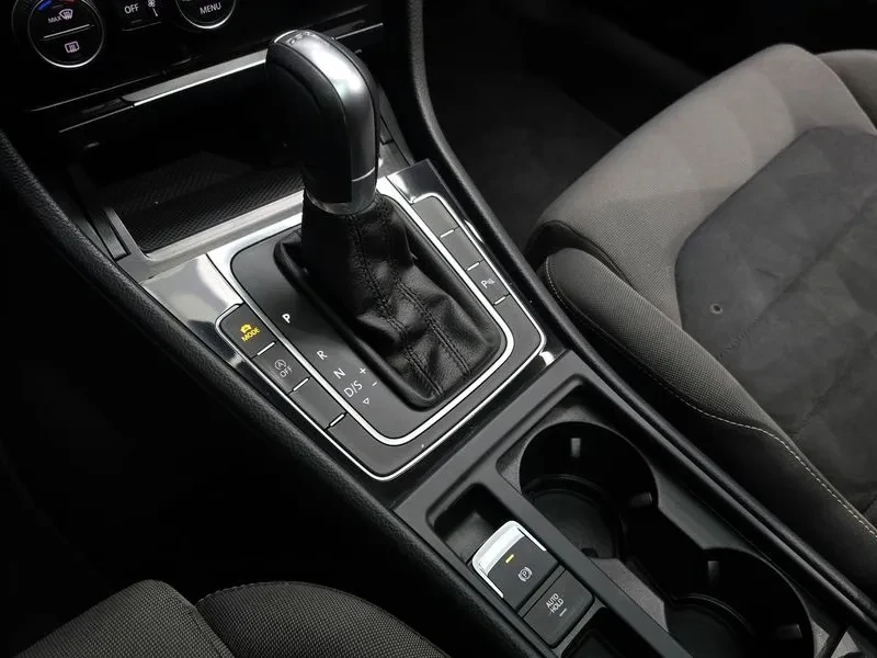 VW Golf 2.0 TDI, снимка 9 - Автомобили и джипове - 54302715