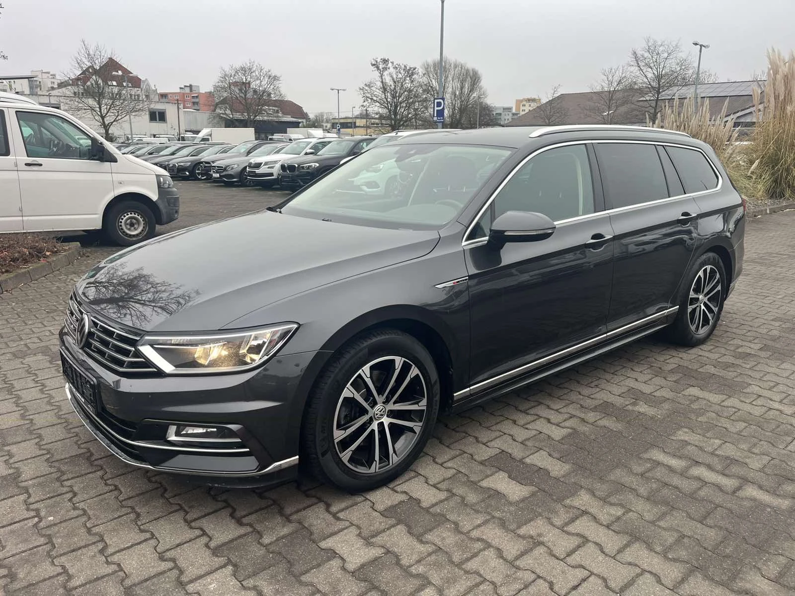 VW Passat TDI 190�.�. 4-MOTION, R-LINE, 8 ������ � ���� | Mobile.bg � ����������� 1