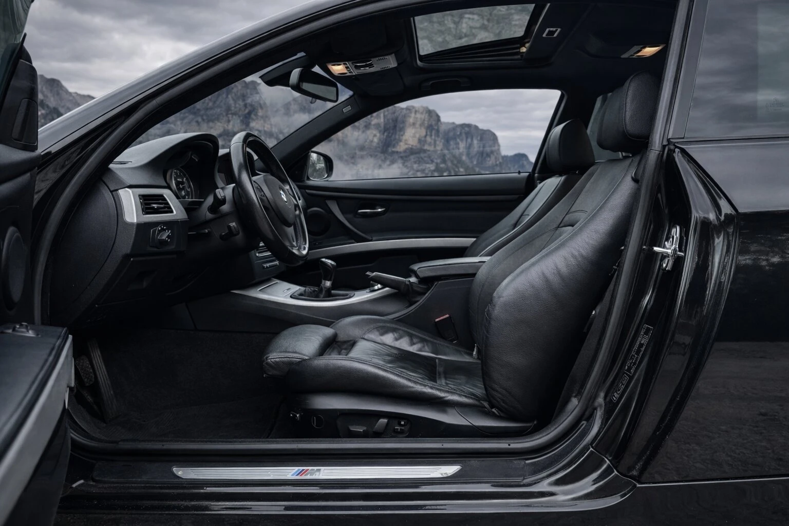 BMW 330 Дистроник/M-пакет/Шибидах, снимка 10 - Автомобили и джипове - 54234522