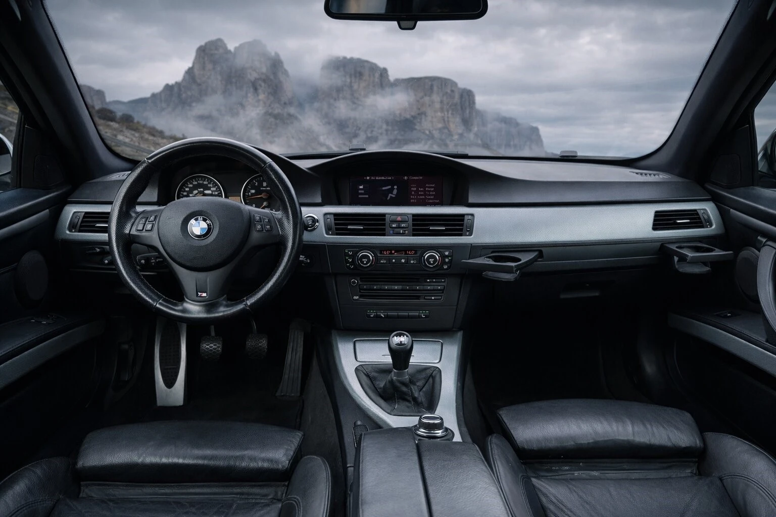 BMW 330 Дистроник/M-пакет/Шибидах, снимка 9 - Автомобили и джипове - 54234522