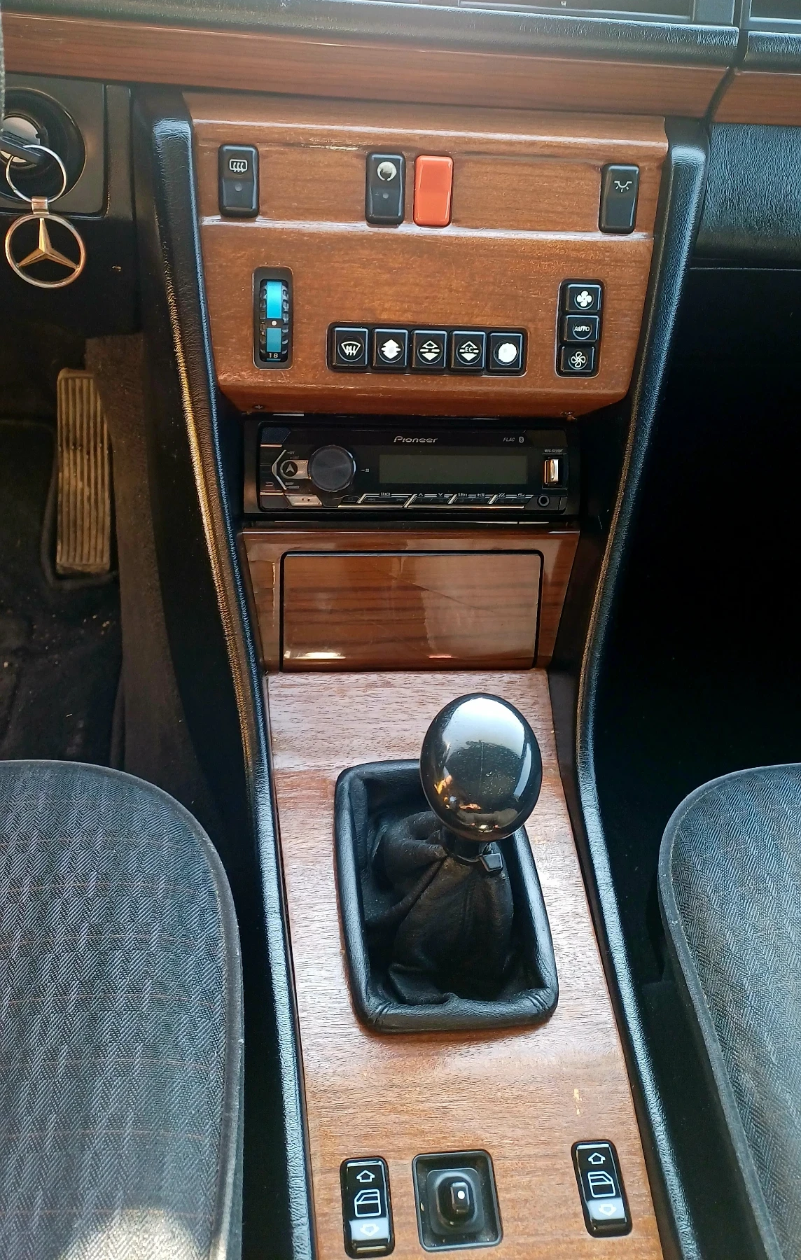 Mercedes-Benz 124 200E Отличен! , снимка 12 - Автомобили и джипове - 56468035