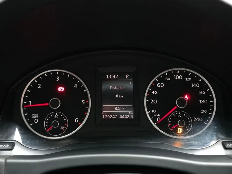 VW Tiguan 2.0 TDI PREMIUM 5N, снимка 8 - Автомобили и джипове - 55216085