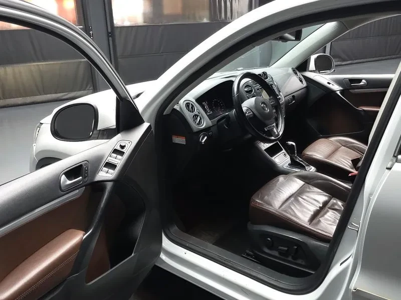 VW Tiguan 2.0 TDI PREMIUM 5N, снимка 10 - Автомобили и джипове - 55216085