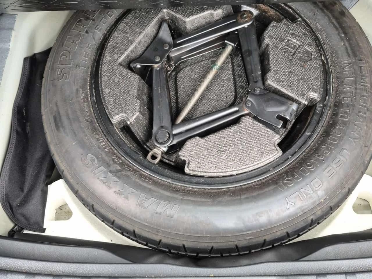 Toyota Rav4  HYBRID XSE / DISTRONIC / CAMERA / JBL / CARFAX , снимка 15 - Автомобили и джипове - 54072311