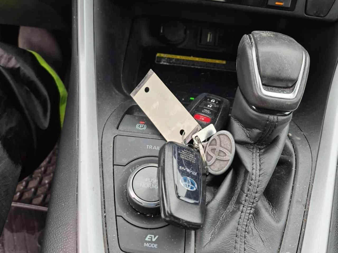 Toyota Rav4  HYBRID XSE / DISTRONIC / CAMERA / JBL / CARFAX , снимка 8 - Автомобили и джипове - 54072311