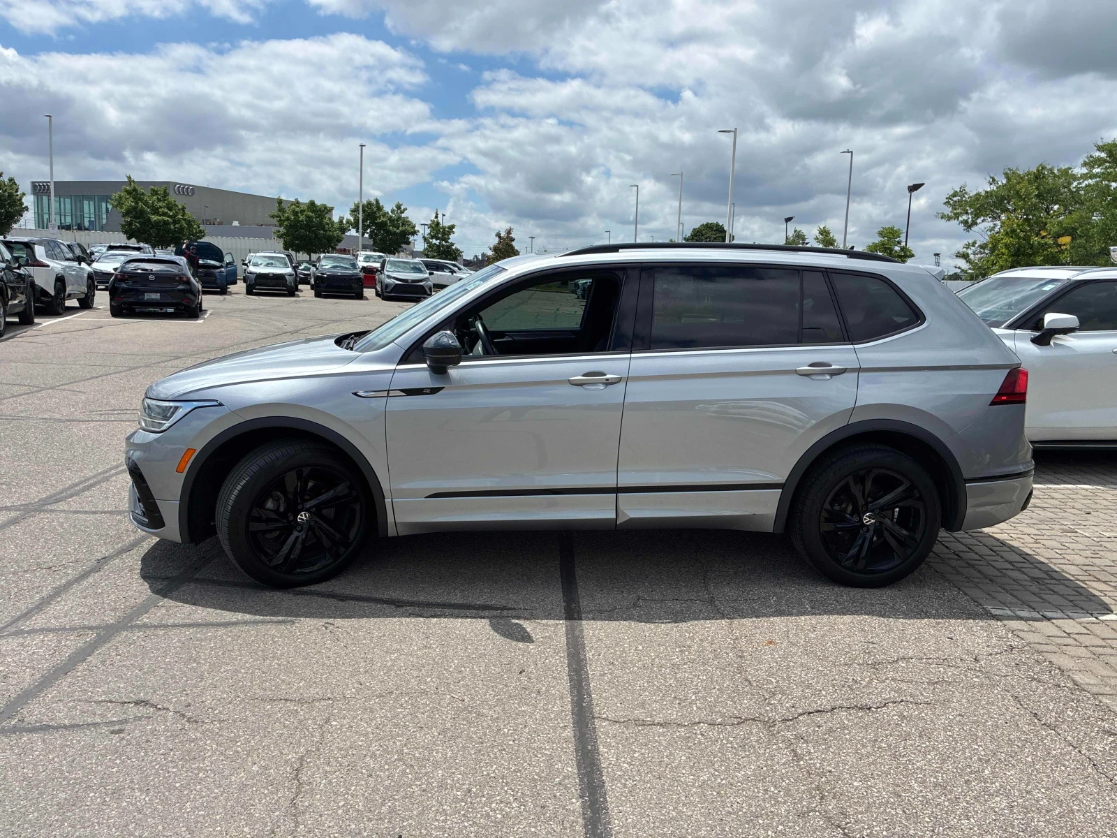 VW Tiguan Comfortline R-Line Black Edition * CARFAX, снимка 3 - Автомобили и джипове - 54919627