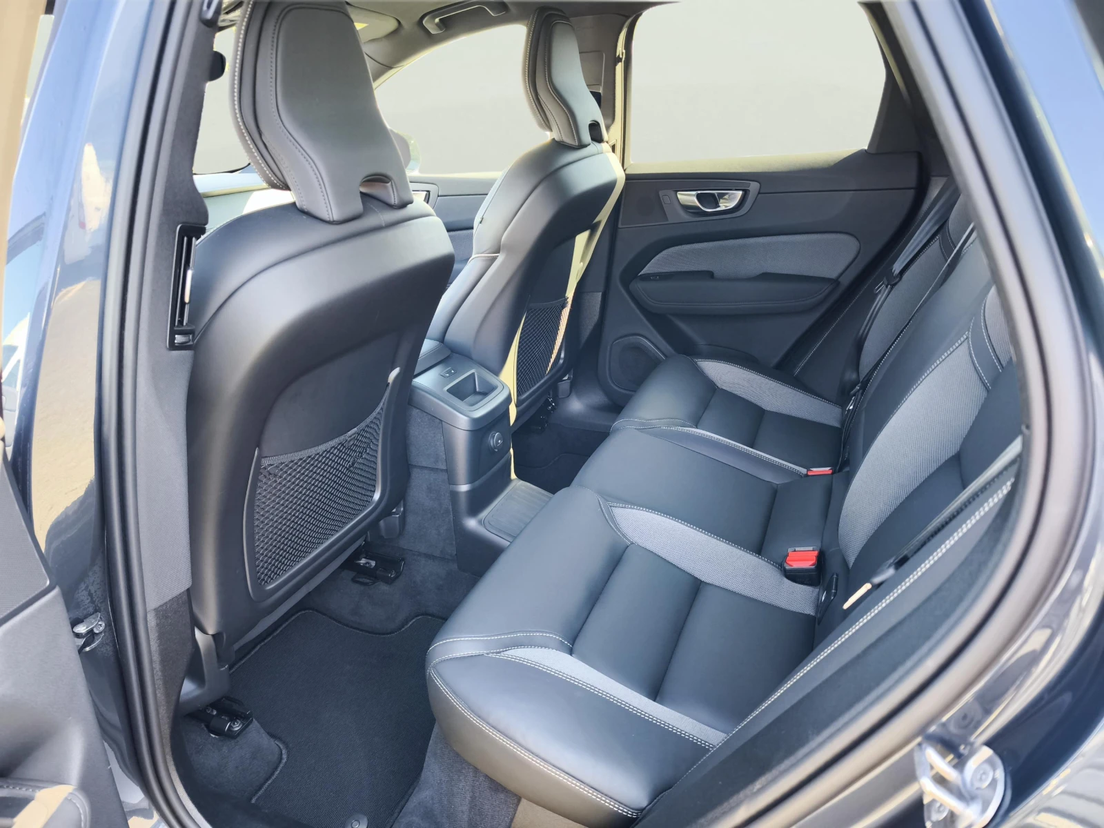 Volvo XC60 2.0 T8, снимка 8 - Автомобили и джипове - 56343240