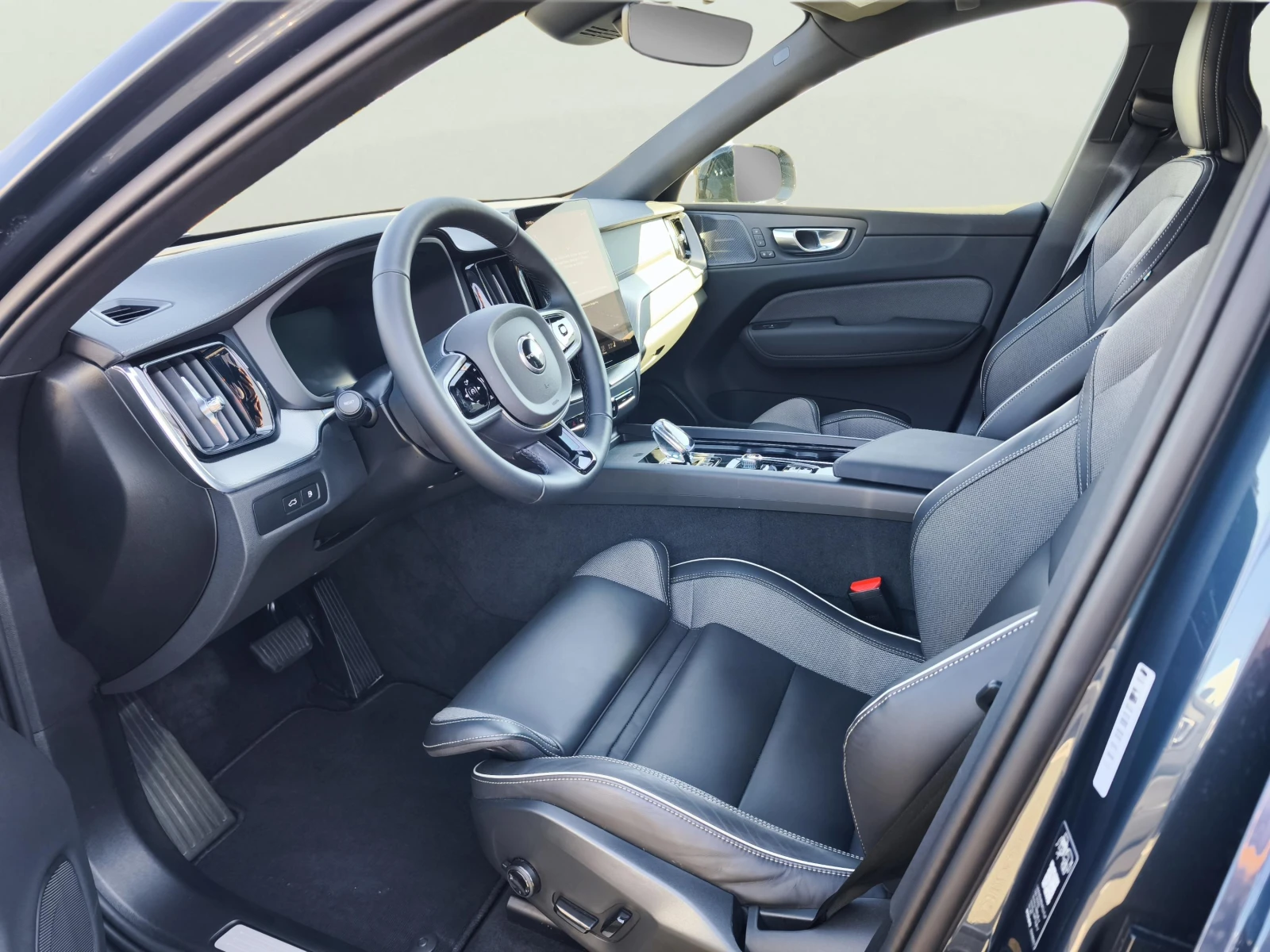 Volvo XC60 2.0 T8, снимка 7 - Автомобили и джипове - 56343240