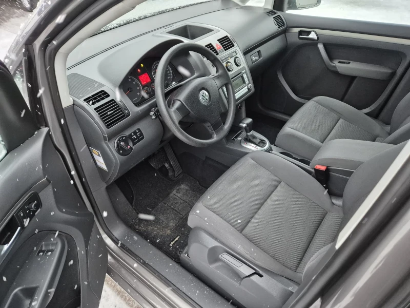 VW Touran 1.4, снимка 10 - Автомобили и джипове - 48428449