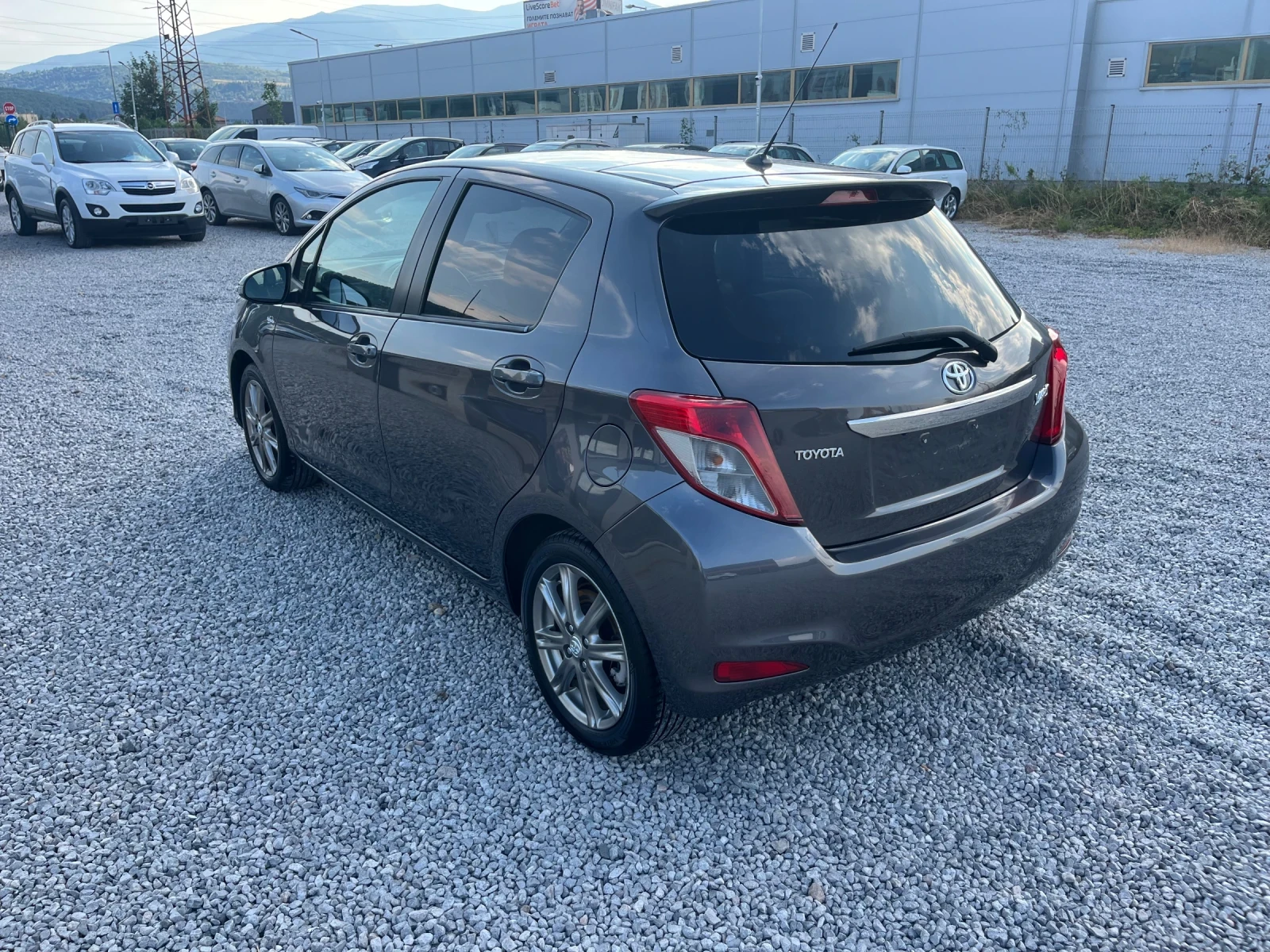 Toyota Yaris 1.3i-100k.c. /ПАНОРАМА, КАМЕРА, Keyless/ - изображение 4