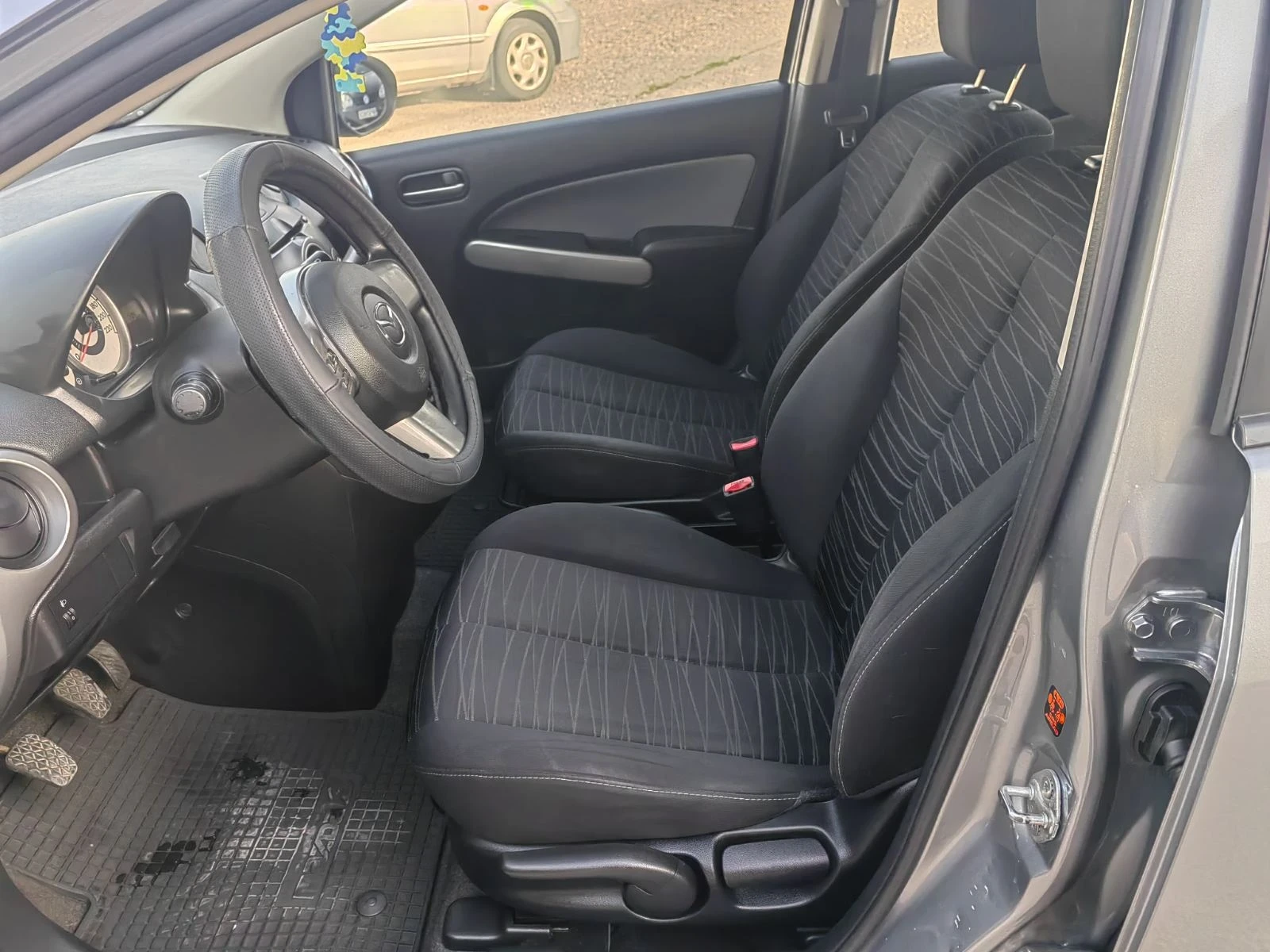 Mazda 2 1.3i, снимка 7 - Автомобили и джипове - 54234226