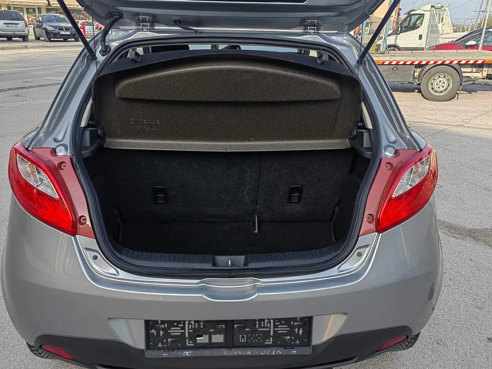 Mazda 2 1.3i, снимка 12 - Автомобили и джипове - 54234226