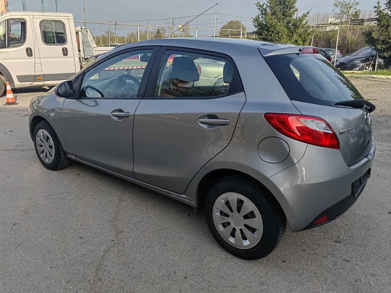 Mazda 2 1.3i, снимка 4 - Автомобили и джипове - 54234226