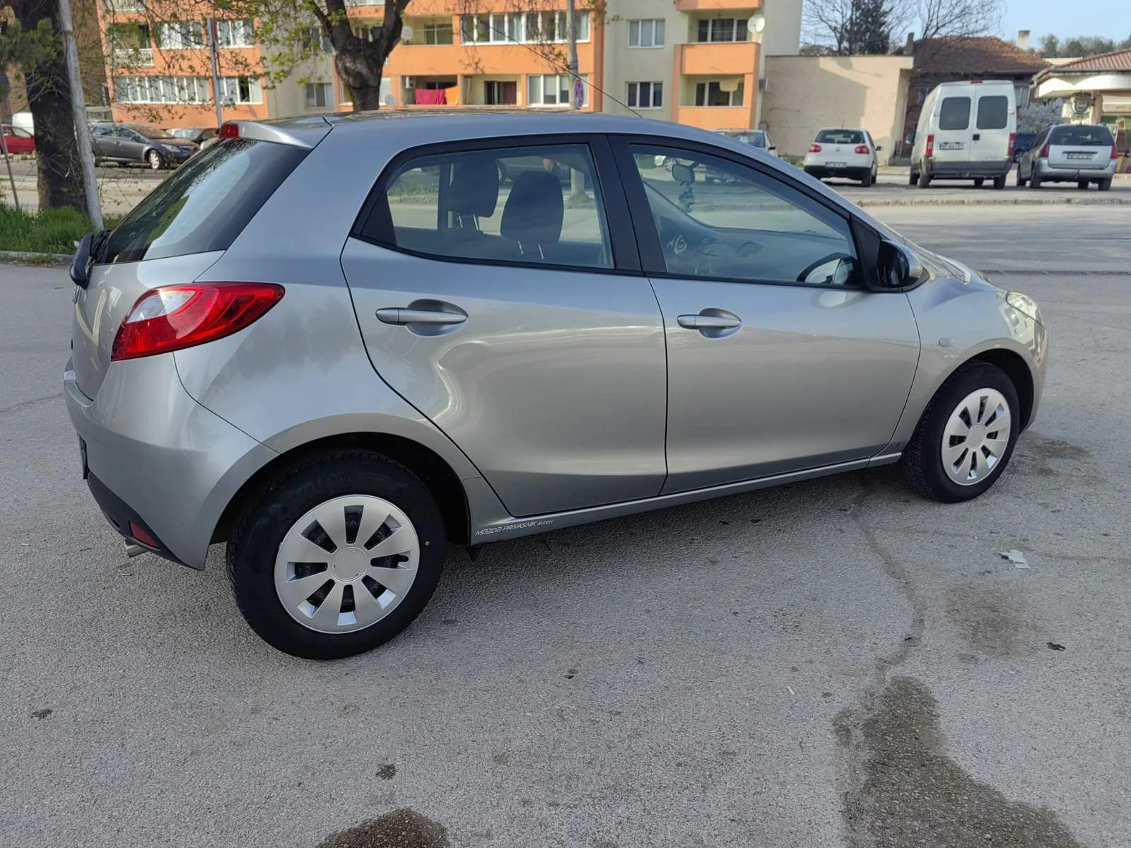 Mazda 2 1.3i, снимка 3 - Автомобили и джипове - 54234226