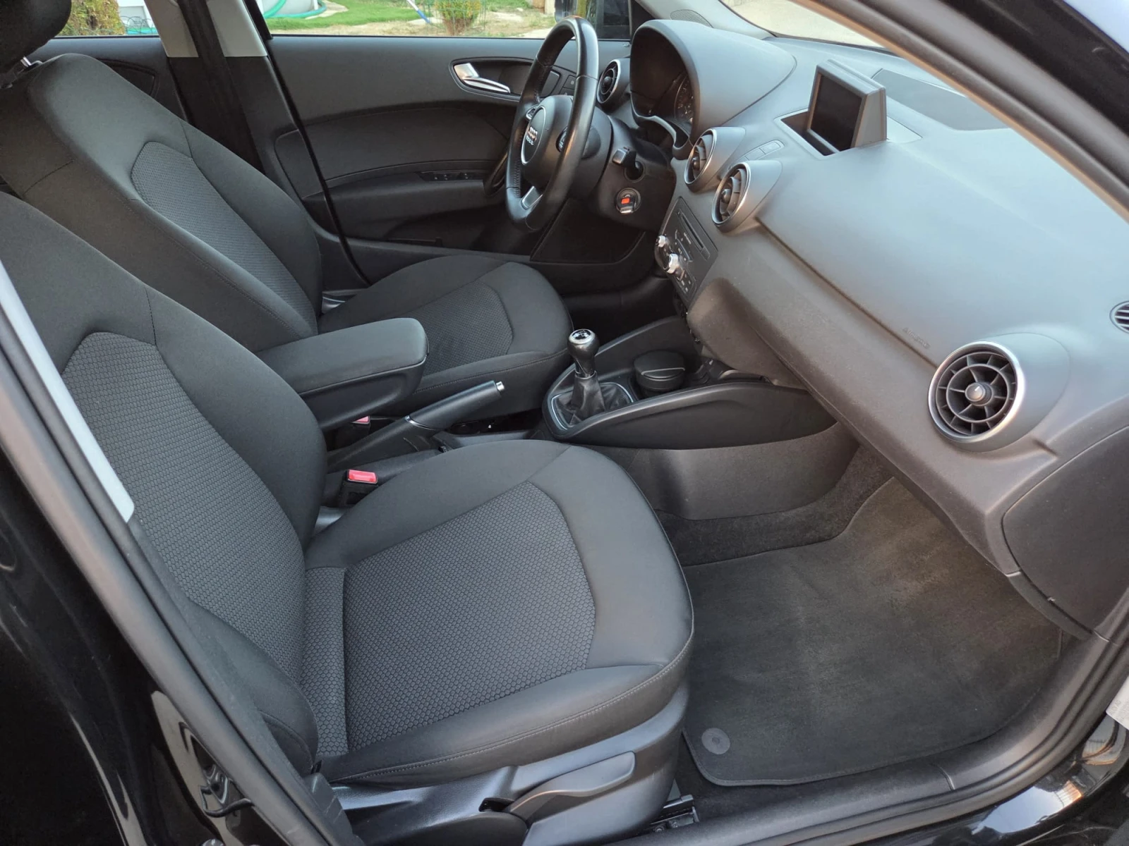 Audi A1 1.6 TDI, снимка 9 - Автомобили и джипове - 55810129
