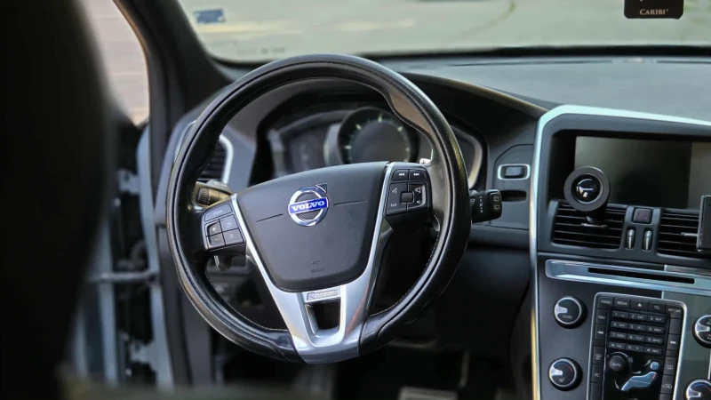 Volvo XC60 R-design , снимка 8 - Автомобили и джипове - 52346504