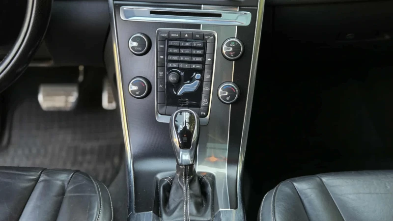 Volvo XC60 R-design , снимка 7 - Автомобили и джипове - 52346504