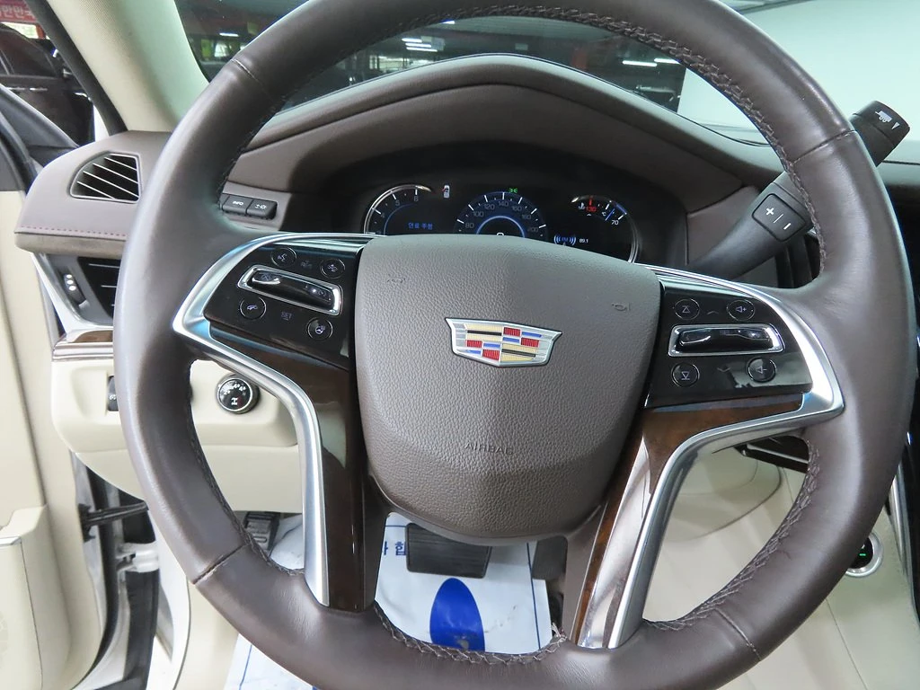 Cadillac Escalade 6.2* ЛЮК* 360* ПОДГРЕВ ВОЛАН* ЕЛ. БАГАЖНИК* КРАЙНА, снимка 8 - Автомобили и джипове - 55349015