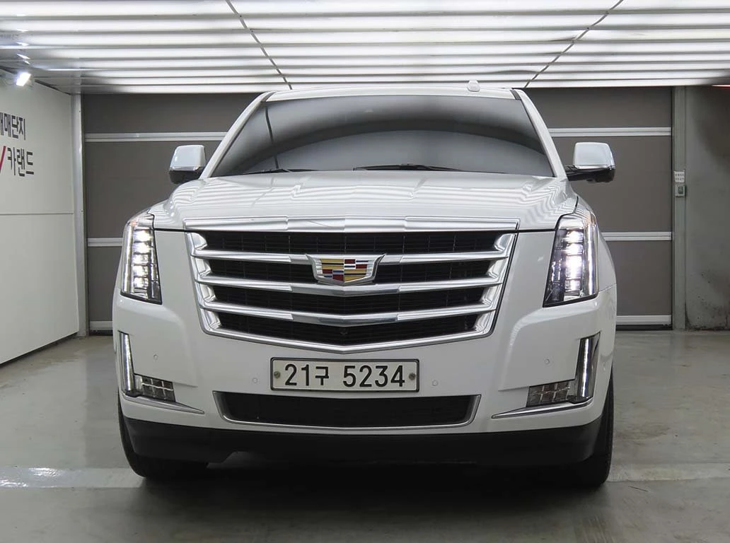Cadillac Escalade 6.2* ЛЮК* 360* ПОДГРЕВ ВОЛАН* ЕЛ. БАГАЖНИК* КРАЙНА, снимка 2 - Автомобили и джипове - 55349015