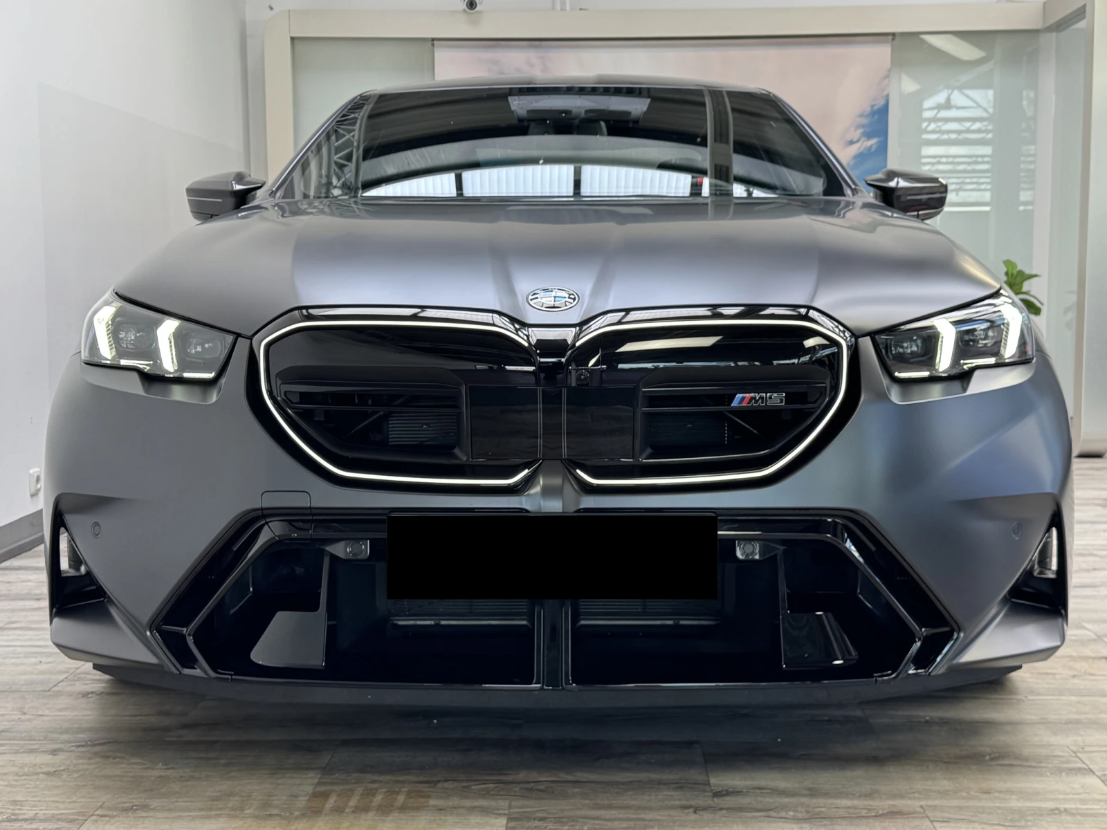 BMW M5 xDrive Carbon B&W  - изображение 2