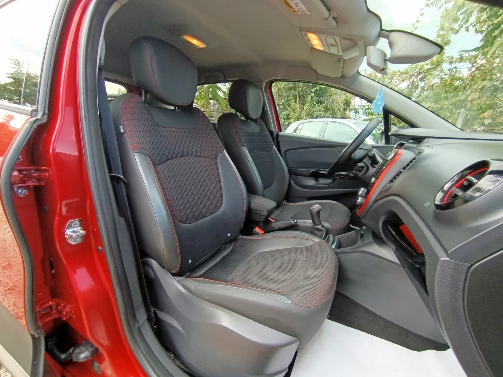 Renault Captur, снимка 12 - Автомобили и джипове - 55953017