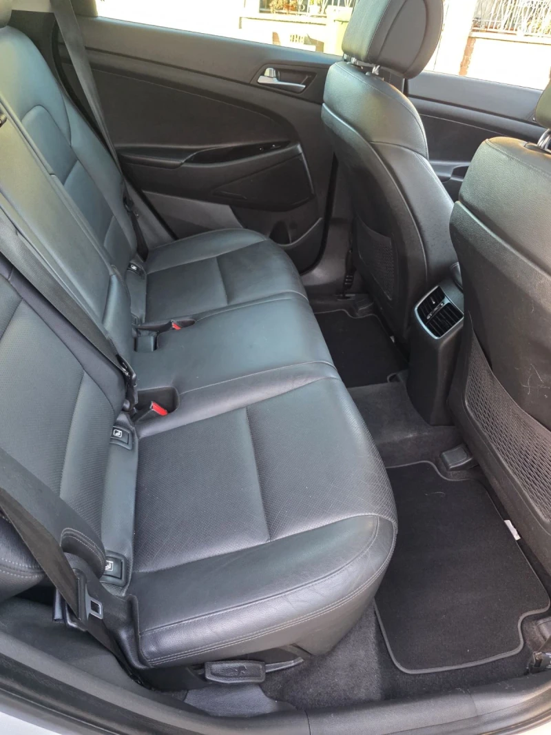 Hyundai Tucson 2.0 CRDi Executive 4 WD, снимка 17 - Автомобили и джипове - 52460058