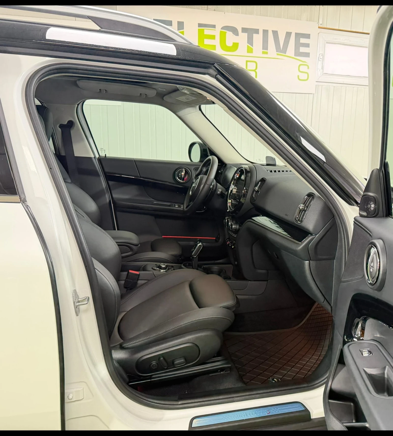 Mini Countryman S-ALL4-HARMON/CARBON-HEAD UP-ПАНОРАМА-КАМЕРА, снимка 14 - Автомобили и джипове - 54570044