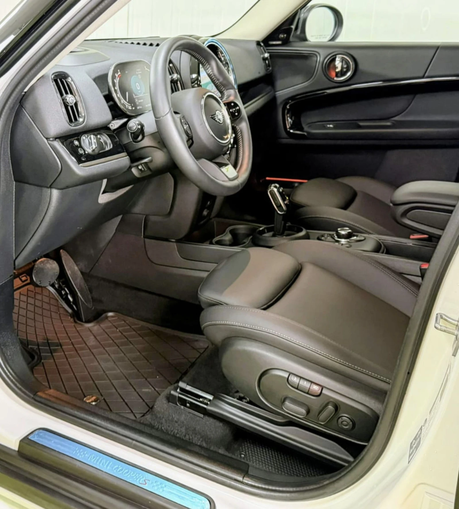 Mini Countryman S-ALL4-HARMON/CARBON-HEAD UP-ПАНОРАМА-КАМЕРА, снимка 10 - Автомобили и джипове - 54570044