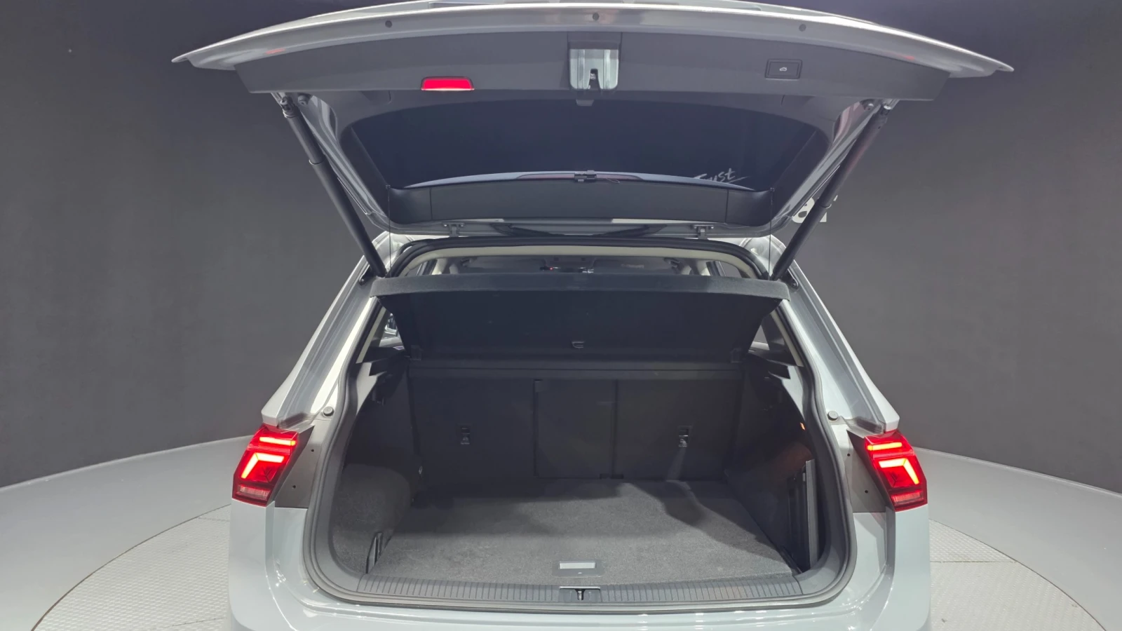 VW Tiguan 2.0 TDI Prestige | HUD | 360  | Memory, снимка 17 - Автомобили и джипове - 56070400