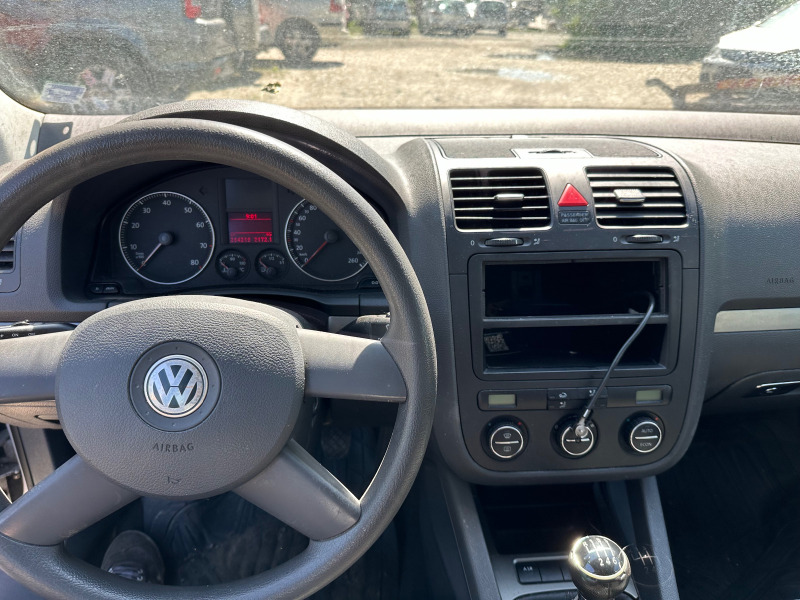 VW Golf 1.6 FSI, снимка 8 - Автомобили и джипове - 45623342