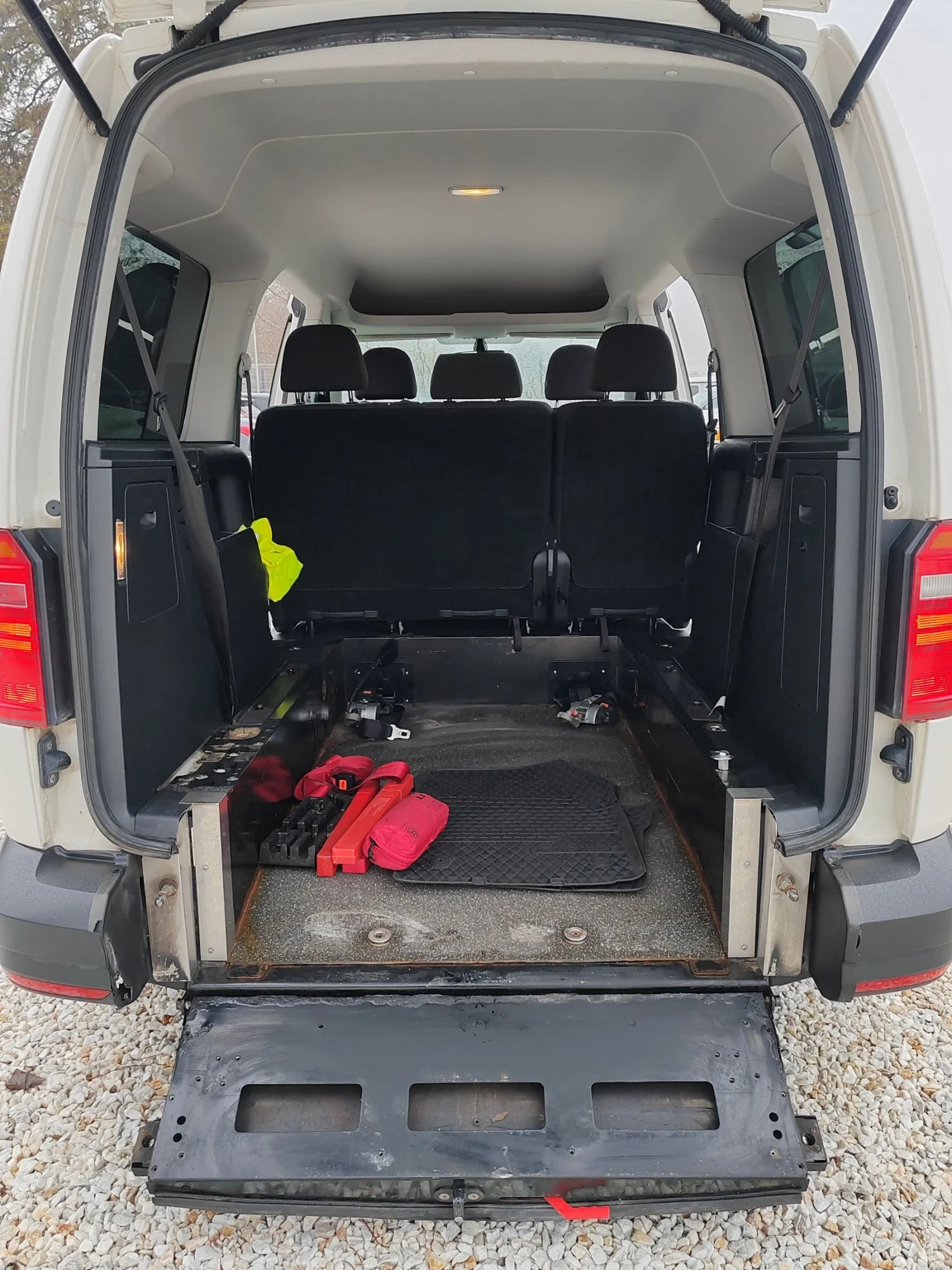 VW Caddy 2.0, 150к.с. Инвалиден - изображение 8