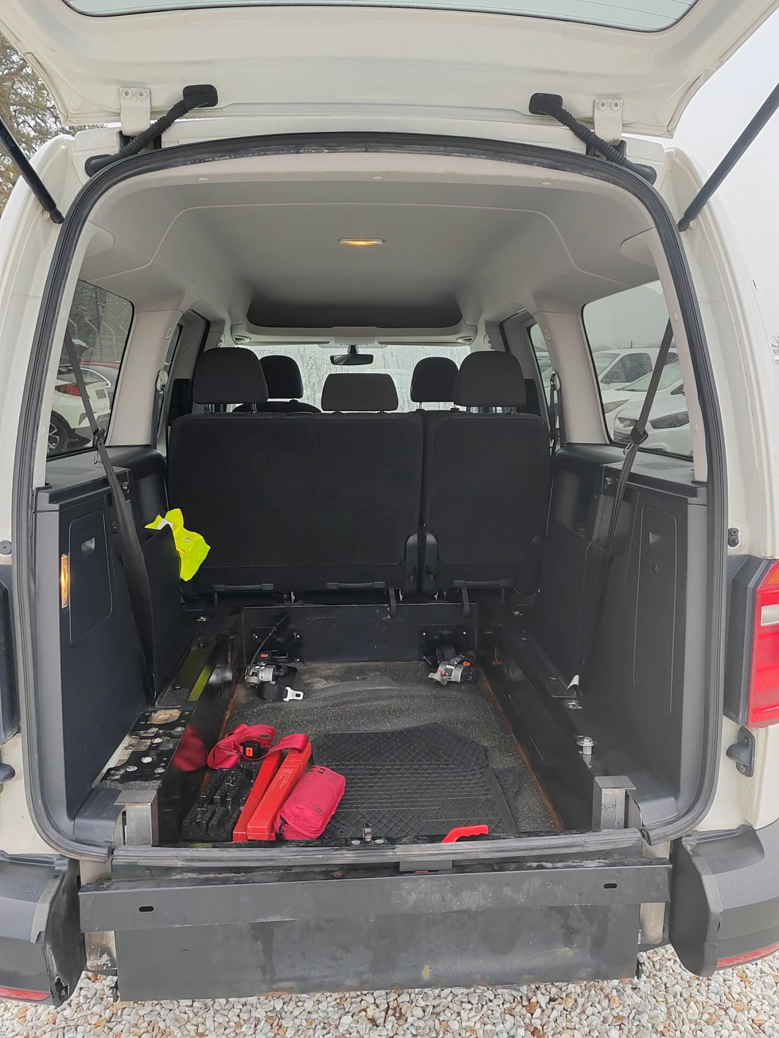 VW Caddy 2.0, 150к.с. Инвалиден - изображение 7