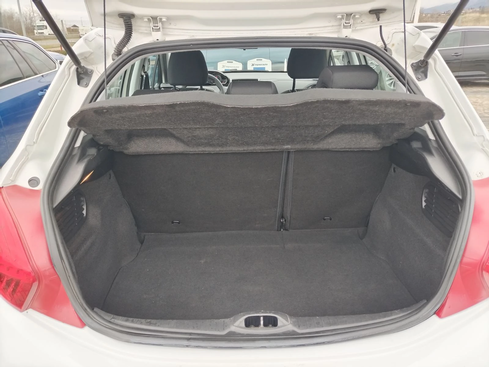 Peugeot 208 1.4HDI/68к.с, снимка 17 - Автомобили и джипове - 54031483