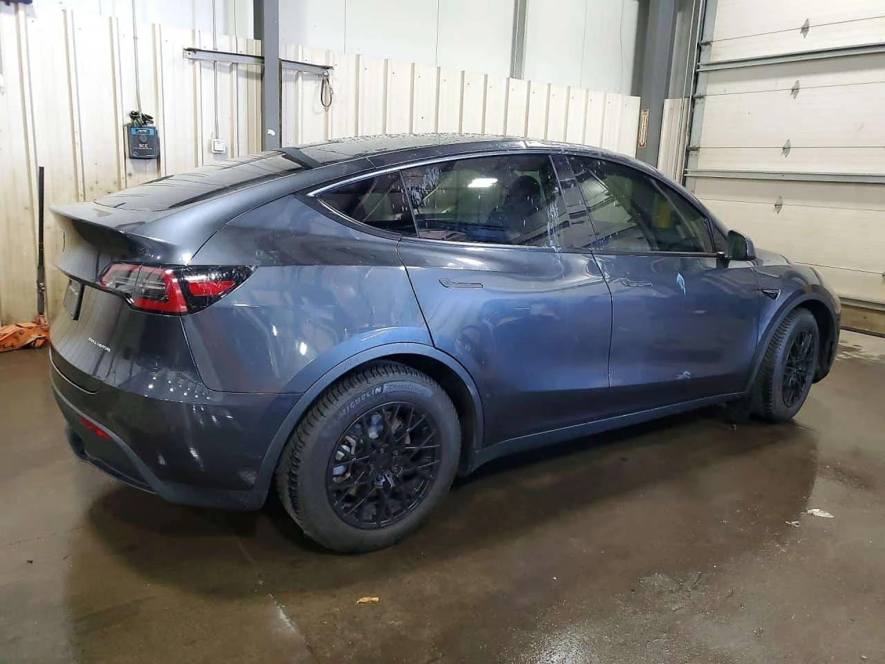 Tesla Model Y Long Range / Carfax / Застраховател , снимка 3 - Автомобили и джипове - 56168946