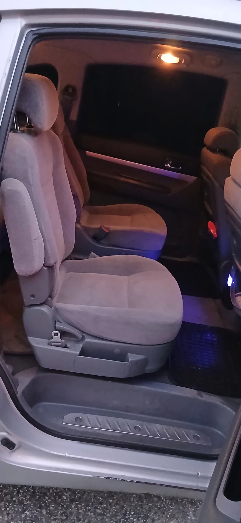 SsangYong Rodius 2.7XDI, снимка 8 - Автомобили и джипове - 53296716