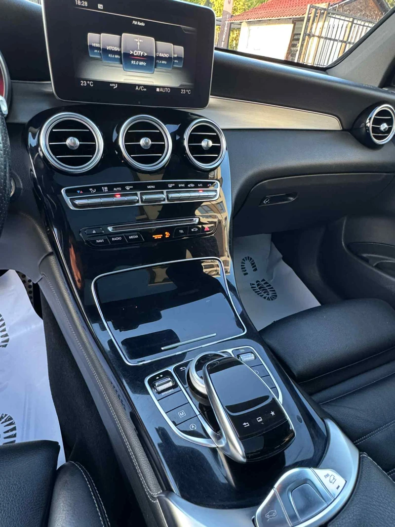 Mercedes-Benz GLC 250 D* AMG* 9G* PANO* HEADUP* FULL* , снимка 14 - Автомобили и джипове - 52007415