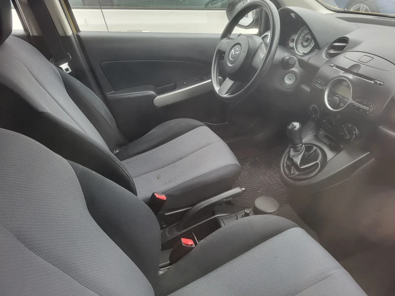 Mazda 2 1.3i, снимка 3 - Автомобили и джипове - 49387769