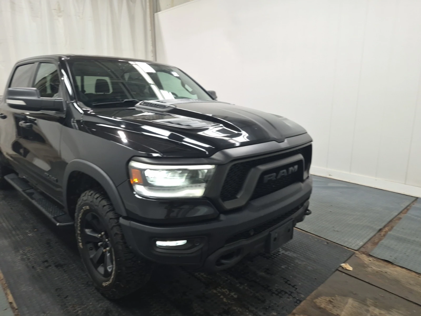 Dodge RAM 1500 REBEL* 5.7* AWD* CARFAX* АВТО КРЕДИТ* , снимка 2 - Автомобили и джипове - 55239380