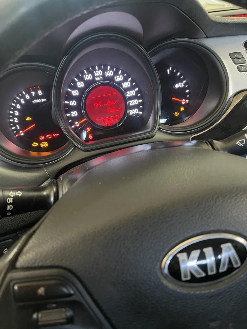 Kia Ceed 1.4 бензин , снимка 8 - Автомобили и джипове - 47061336