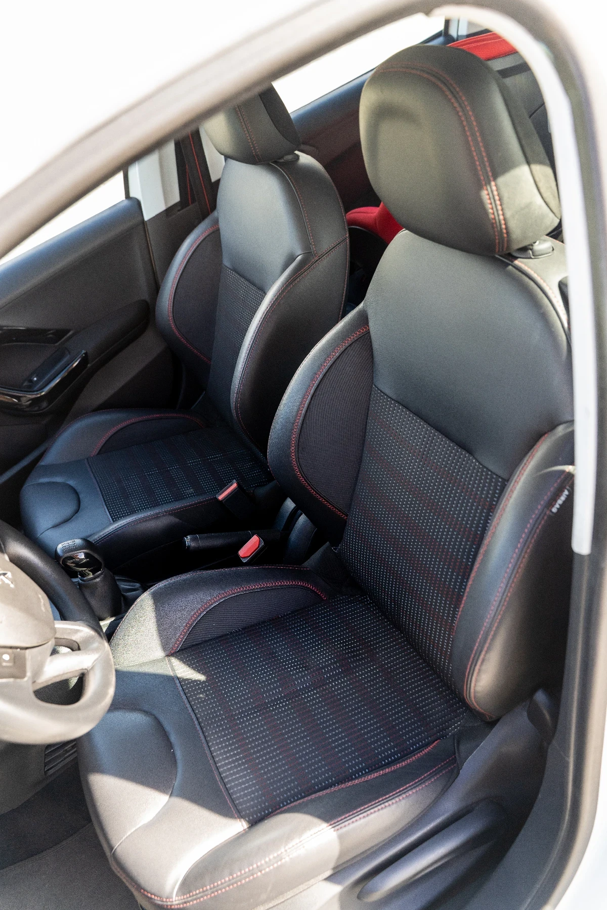 Peugeot 208  - изображение 9