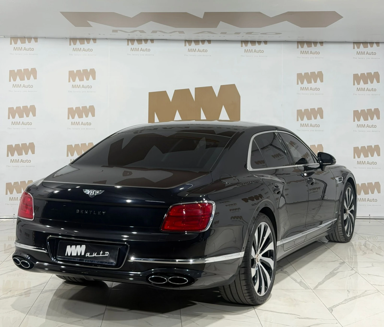 Bentley Flying Spur V8* TV* Massage* Ventilation* Pano, снимка 3 - Автомобили и джипове - 54139412