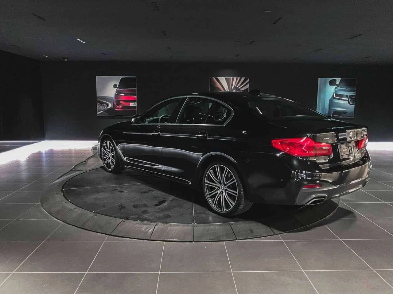 BMW 540  xDrive * M-Sport * CARFAX * Фиксирана цена до БГ , снимка 3 - Автомобили и джипове - 54596375