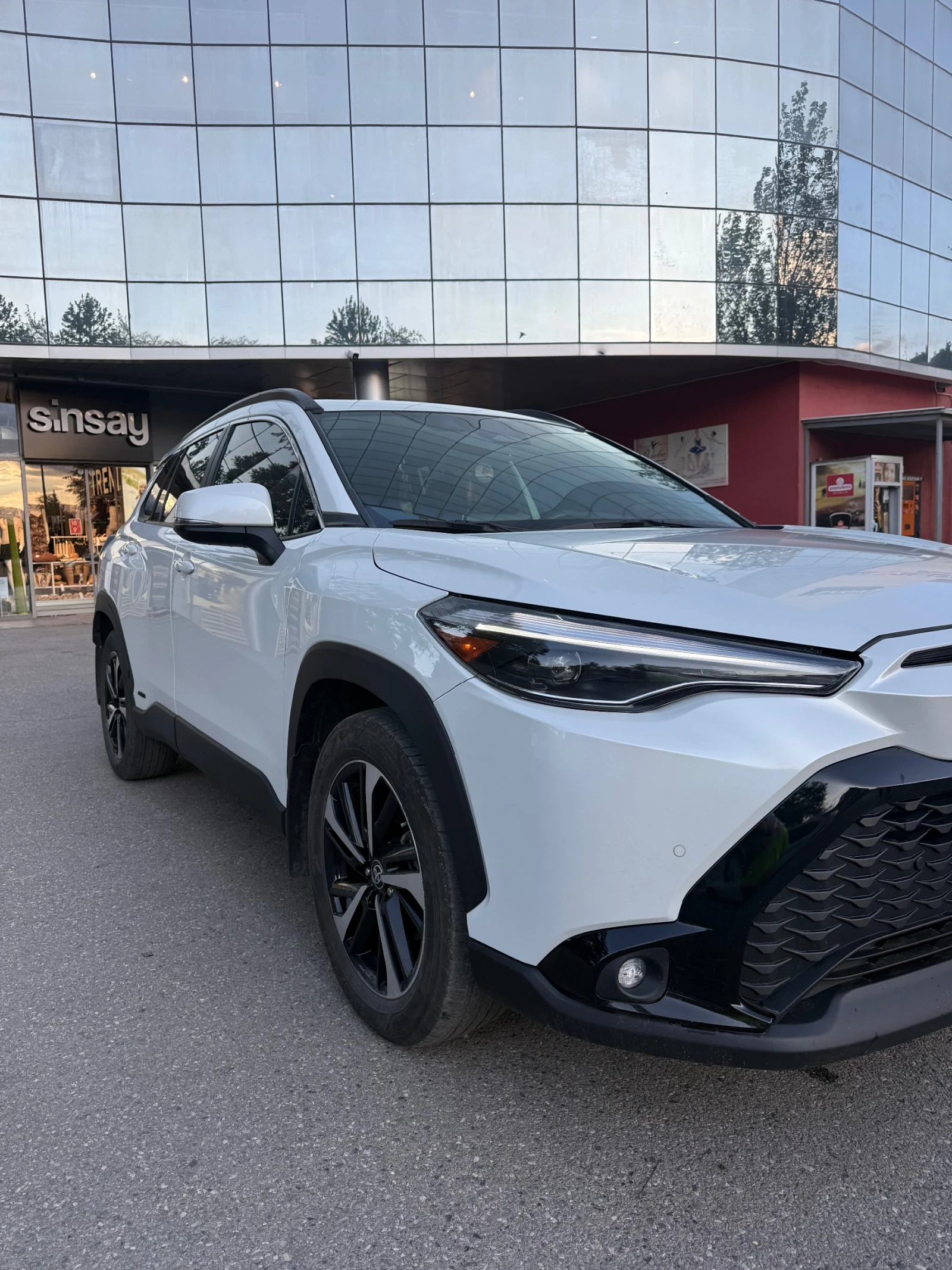 Toyota Corolla Cross Hybrid 2000.4x4, снимка 3 - Автомобили и джипове - 54597961